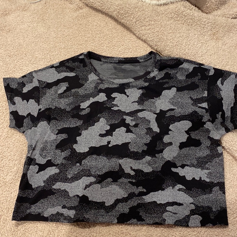 Black camo lululemon crop shirt
